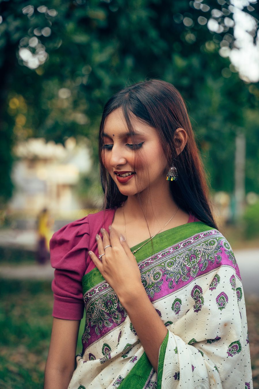 হাতে বাছাই করা শাড়ি ও পোশাকের সংগ্রহ